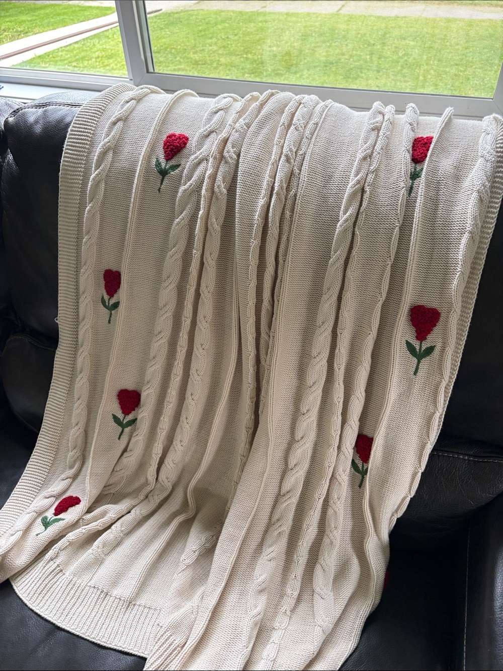 Isaac Mizrahi Cream  cable knit Throw with Red 3D  Heart flower Details